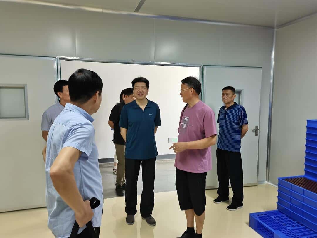 華中農業大學國家微生物研究中心主任梁運祥教授、李友